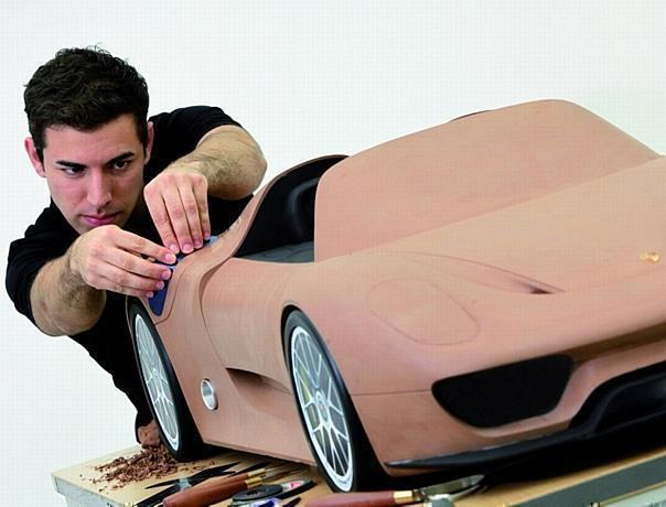 Ein Styling-Modelleur aus Weissach beim Feinschliff eines Clay-Modells des Supersportwagens 918 Spyder im Maßstab 1:3. 